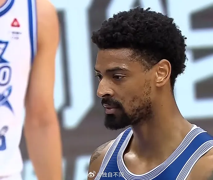 MK体育-青岛队记：进攻端被解放出来的米奇，再次成为获胜的功臣